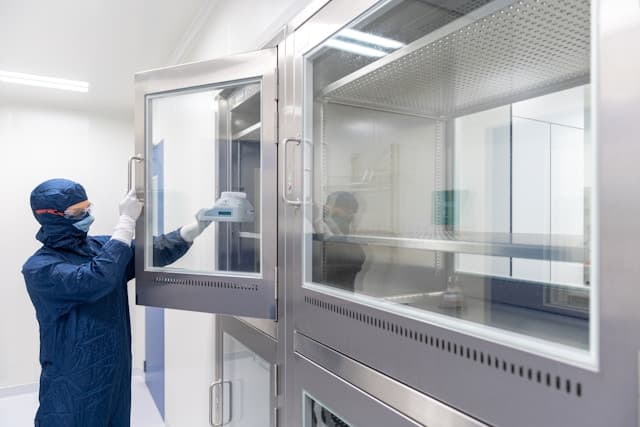 Cleanroom / laboratory (landscape, bright)